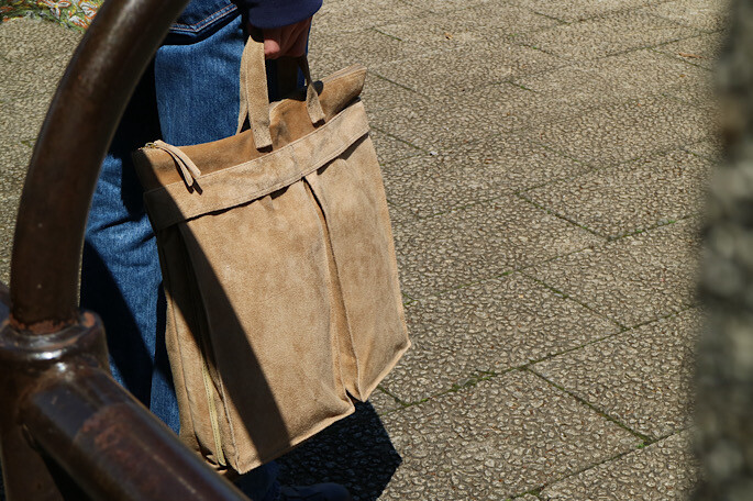 日常に馴染む　「Horse Suede Helmet Bag」