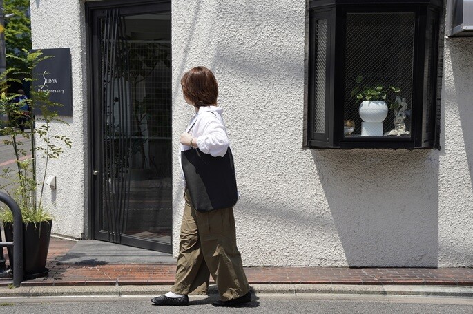 着飾らないシンプルで鮮麗されたトートバッグ