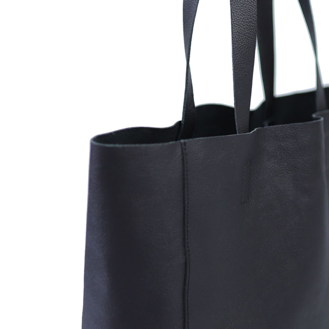 embossing tote bag M | SLOW – スロウ 公式ECサイト | 革製のバッグ 